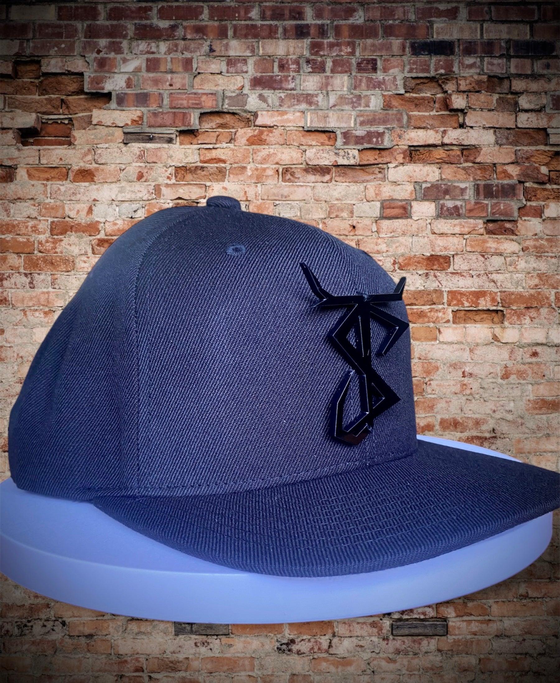 Signature Snapback Black logo front